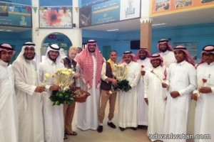 مدرسة الملك خالد الثانوية تقيم حفل معايدة بتوزيع باقات ورد