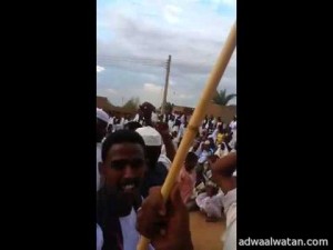 بالفيديو.. سودانيون يمارسون عادات “الجلد المنبوذ” للمقبلين على الزواج
