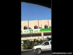بالفيديو.. مواطن يجهز “مكبرات صوت” فوق البنك الأهلي ببريدة ويتلو “آية الربا”