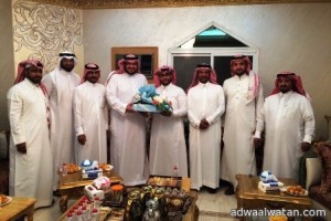 مدرسة الملك خالد بالهفوف تكرم طلابها المتميزين في منازلهم