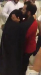 بالفيديو..مواطن يُقبّل قدم والدته في صالة المطار لحظة قدومه