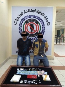ضبط وافدين عربيين بالكويت بحوزتهما 2 كيلو وربع جرام أيس وكوكتيل مخدرات