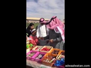 بالفيديو.. أميرالقصيم  يتجّول في أحد الأسواق الشعبية بصورة تعكس قمة التواضع ويقوم بالشراء للأطفال