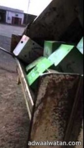 بالفيديو.. عمال بلدية الحائط يستغلون “ناقلات النفايات” في نقل المواد الغذائية وتوزيعها