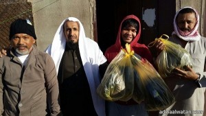 مكتب الدعوة والإرشاد بالنخيل يقوم بتوزيع ملابس شتوية على الجاليات المسلمة