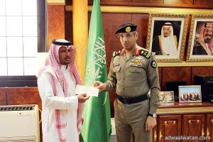 مدير شرطة تبوك يكافئ الزميل بنيان سعود على أمانته