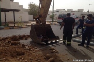 انتشال جثة مقيم مصري بعد انهيار الأتربة عليه داخل غرفة صرف صحي بينبع