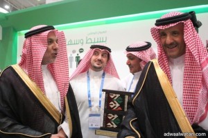 سمو رئيس هيئة السياحة يكرم البريد السعودي لرعايته ملتقى السفر والاستثمار السياحي2015