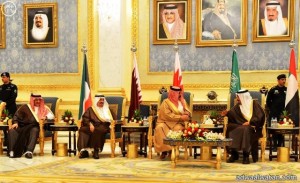 خادم الحرمين يعلن في القمة الخليجية إنشاء مركز للإغاثة ويؤكد دعم اليمن