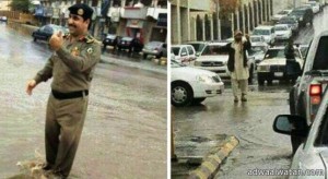 باكستاني ينظم السير في بريدة  وعقيد في محافظة الرس نتيجة تعطل إشارات المرور جراء الأمطار
