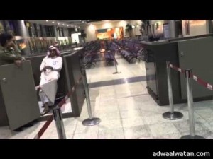 بالفيديو.. سيدة توثق سوء تعامل إدارة مطار ينبع وإلزام الركاب بالجلوس على البلاط