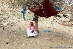 الفقر يدفع مسنا سعوديا للسكن تحت شجرة بعد أن تركته زوجته