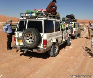 “حدود الشرقية” ينقذ 7 أجانب وعمانييْن تاهوا في صحراء الربع الخالي