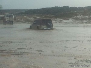 هطول أمطار غزيزة مصحوبة بزخات البرد على قرى جنوب حائل وخيبر وعقلة الصقور