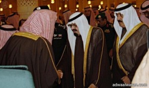 خادم الحرمين الشريفين يؤدي صلاة الميت على الأمير سطام بن عبدالعزيز رحمه الله