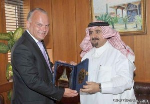 سفير مملكة السويد يزور جامعة نايف العربية