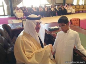 أمير منطقة تبوك يطمئن على حالة الطفل خالد الحويطي بعد علاجه