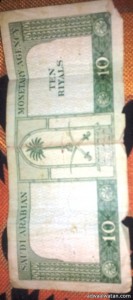 عملة ورقية من فئة (10) ريال بعهد الملك سعود في محفظة مسن أقتناها (55) عاما