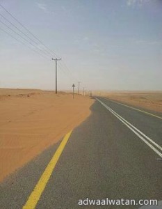 طريق الافلاج – مكة تغطيه الرمال ، والجمال السائبه تهدد الارواح