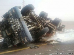 خسائر مادية وإصابات خطرة بحادث إنقلاب لشاحنة على طريق البتراء – القصيم