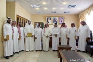 الدكتور اللحيدان يكرم مديري المدارس على جهودهم في مراكز الإيواء