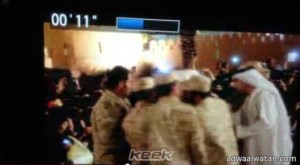 فيديو : أفراد الحرس الوطني يخرجون رجل الهئية بالقوة من جناح الإمارات بالجنادرية