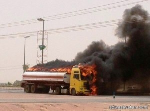 مدني الافلاج يسيطر على حريق ناقلة وقود