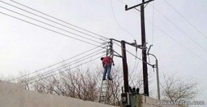 صعقة كهربائية تُعلِّق فني كهرباء آسيوي على أحد أعمدة الكهرباء في غوان