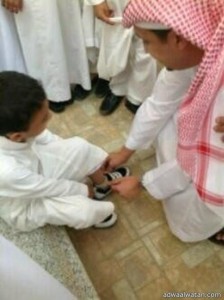 صورة للأمير فهد بن خالد يربط حذاء طفل يتيم تثير الإعجاب