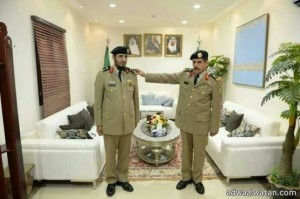 اللواء الركن سعد الماجد يقلد اللواء مظلي عبدالله الاسمري  رتبته الجديدة