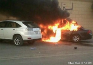 شابان يسرقان سيارة في وضع التشغيل بداخلها امرأة ويفحّطان بها ثم يحرقانها