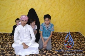 خمسة أطفال  يمنيون بالحائط  توفي والديهم بحادث وباتوا في منزلهم بلا عائل