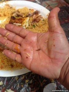 مطعم مشهور بمحافظة بالجرشي يقدم وجبة طعام بداخلها صرصور