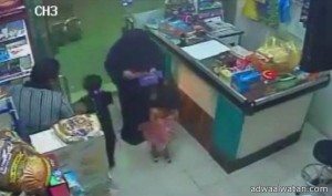 بالفيديو .. اطفال صغار برفقة والدتهم يسرقون بقالة بالرياض