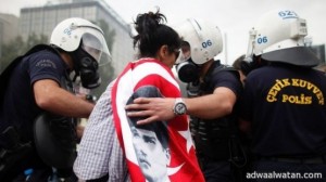 الشرطة التركية تداهم المنازل وتعتقل العشرات بأنحاء البلاد