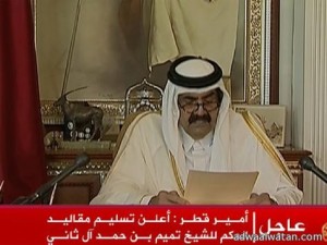 أمير قطر يعلن تنحيه بعد 18 عاماً  ويسلم الحكم لولي عهده