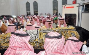 خادم الحرمين الشريفين يؤدي صلاة الميت على الأمير هذلول بن  عبدالعزيز
