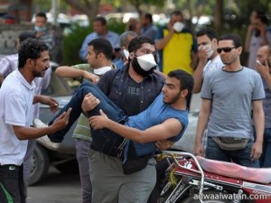 مؤيدي مرسي يتحدون حظر التجول بعد يوم دام بمصر