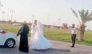 مقيم مصري يحتفل بزواجه في إحدى حدائق تبوك