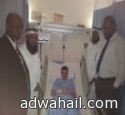 الدكتور الحازمي يزور طالب التميز بكلية الطب ناصر الرشيدي ويطمأن  على صحته